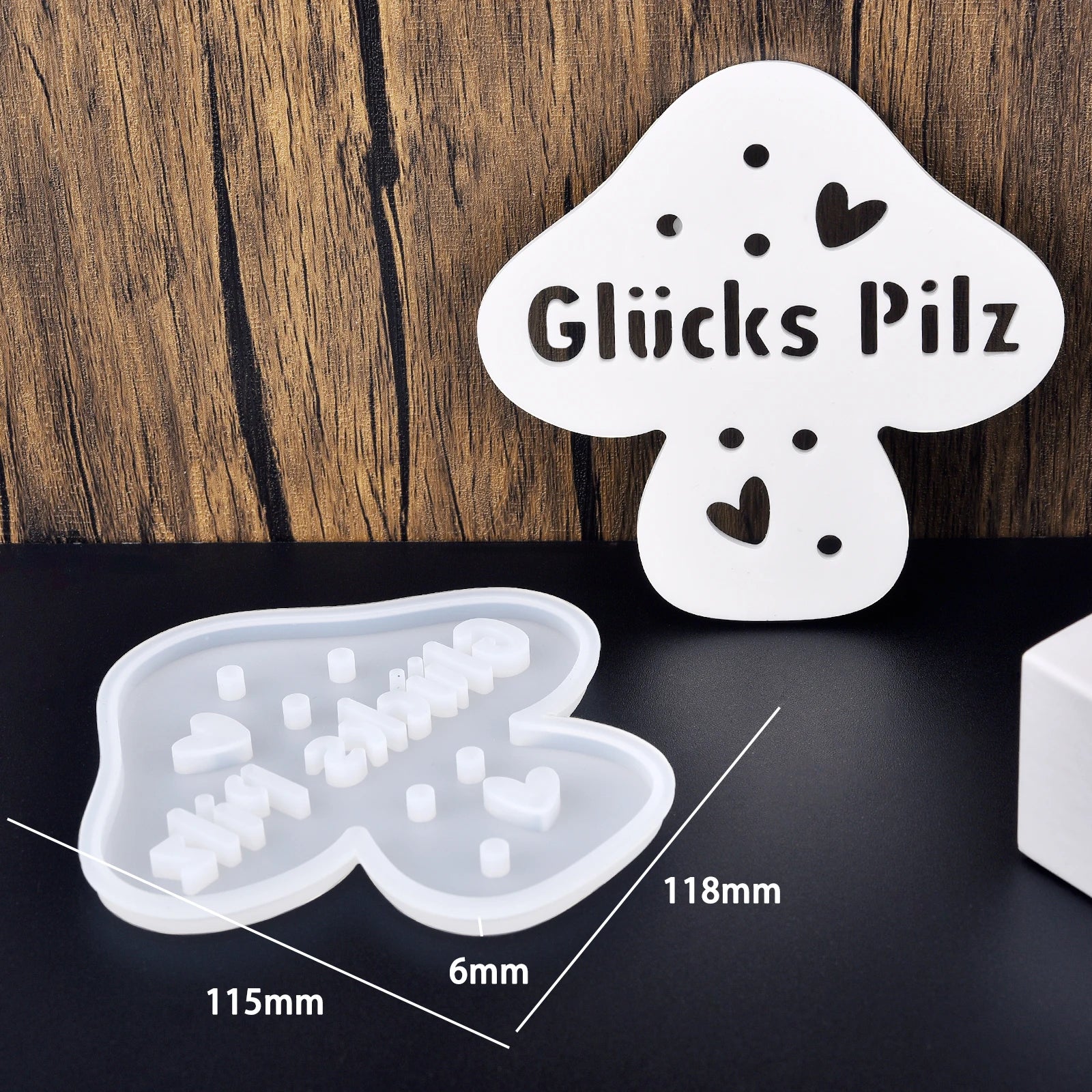 Silikonform in Pilzform mit Schriftzug Glücks Pilz und Herzöffnungen, inklusive Maßangaben