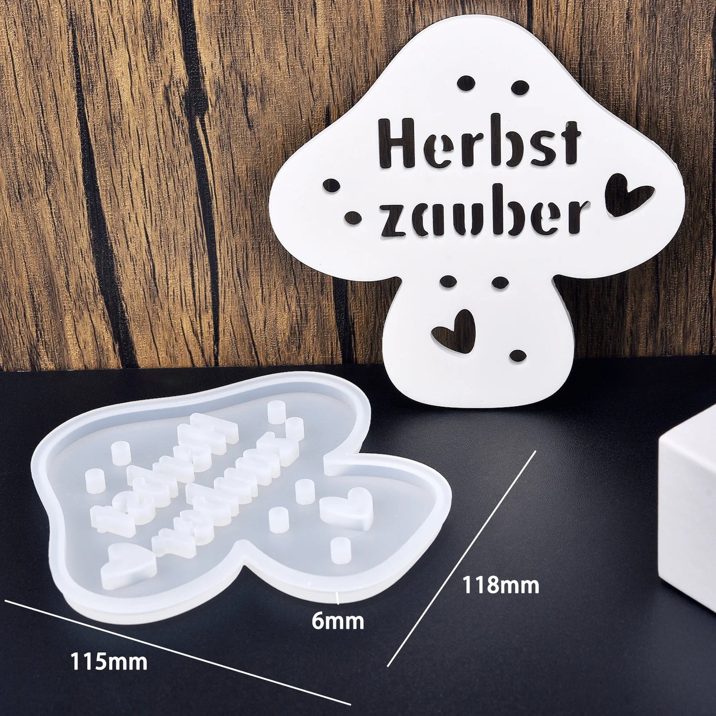 Pilz-Silikonform mit Schriftzug Herbstzauber und Herz- sowie Punktlöchern, inklusive Maßangaben