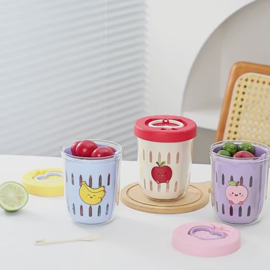 Produktvideo des doppelwandigen Sweet-Cherry-Salatbechers mit Deckel und integrierter Gabel: zeigt Aufbau, Öffnen und Nutzung als auslaufsicherer Frühstücks- und Haferbecher auf dem Tisch.