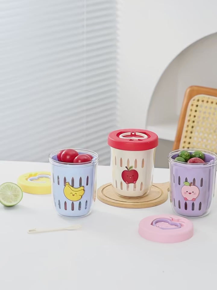 Produktvideo des doppelwandigen Sweet-Cherry-Salatbechers mit Deckel und integrierter Gabel: zeigt Aufbau, Öffnen und Nutzung als auslaufsicherer Frühstücks- und Haferbecher auf dem Tisch.