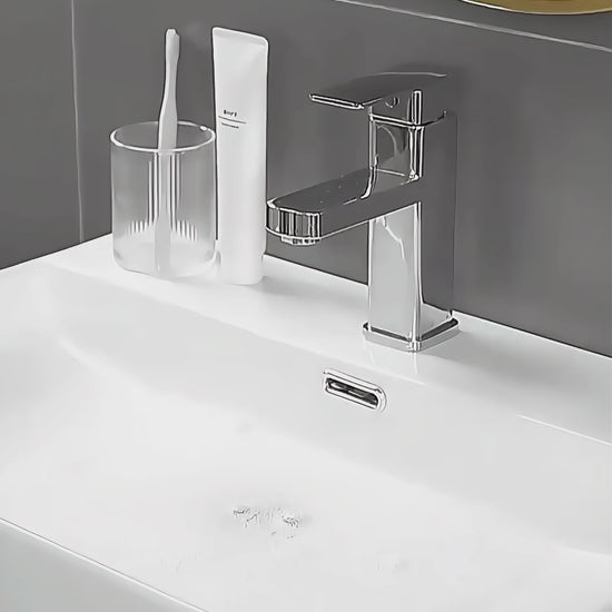 Flexible Rohrreinigungsbürste entfernt Haare und Schmutz aus Abfluss in Küche, Bad und Waschbecken