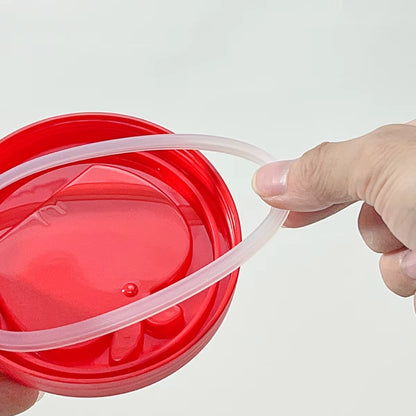 Detailaufnahme des roten Deckels mit flexiblem Silikon-Dichtungsring für auslaufsicheren Verschluss des Salatbechers.
