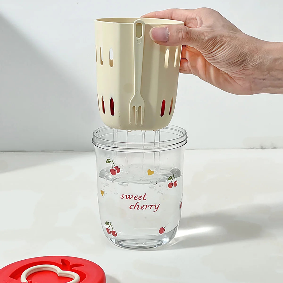 Salatbecher mit Siebeinsatz zum Abtropfen von Wasser – praktische Anwendung mit Obst.