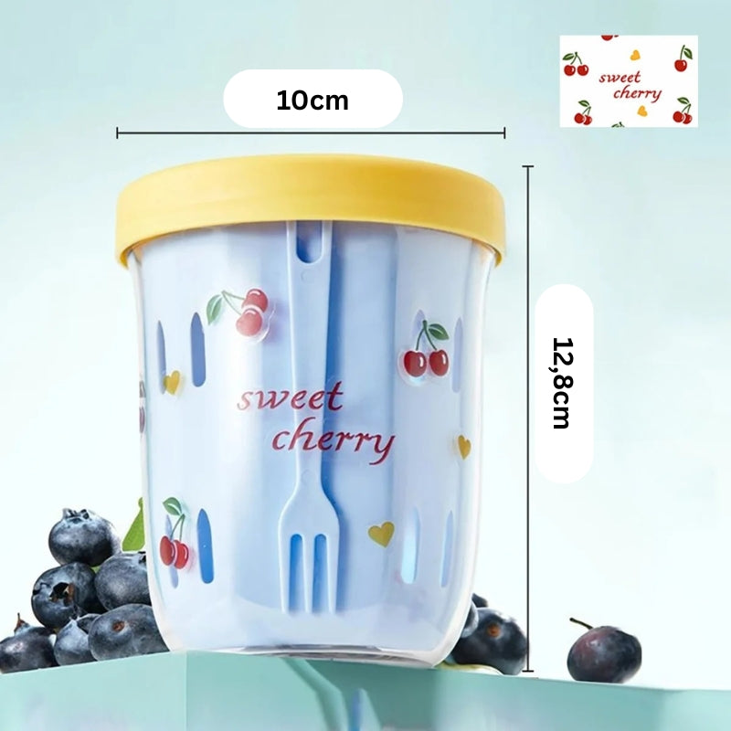 Maßgrafik des Sweet-Cherry-Salatbechers mit gelbem Deckel: 10 cm Durchmesser und 12,8 cm Höhe, transparenter Becher mit integrierter Gabel.