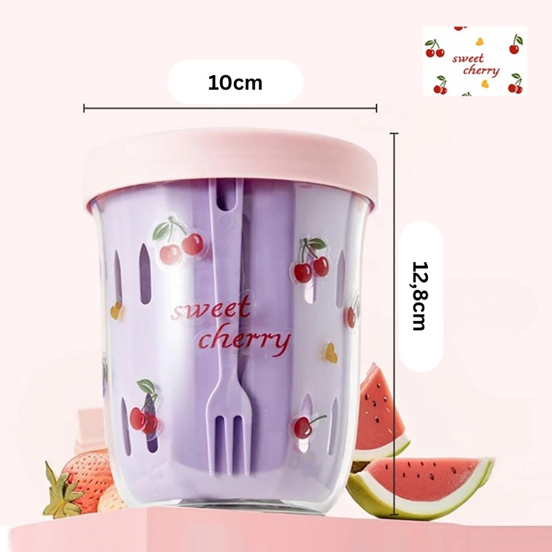 Maßgrafik des Sweet-Cherry-Salatbechers mit rosafarbenem Deckel und lila Innenbecher: 10 cm Durchmesser und 12,8 cm Höhe, transparenter Becher mit Kirschmotiven und integrierter Gabel.