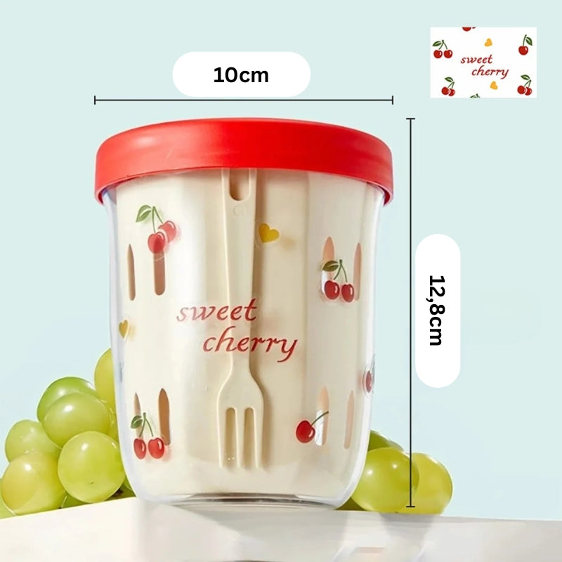 Maßgrafik des Sweet-Cherry-Salatbechers mit rotem Deckel: 10 cm Durchmesser und 12,8 cm Höhe, transparenter Becher mit Obstmotiven und Gabel.