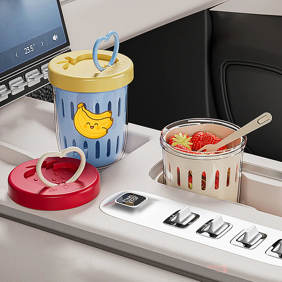 Salat- und Obstbecher im Auto-Getränkehalter mit Löffel – ideal für Snacks unterwegs.