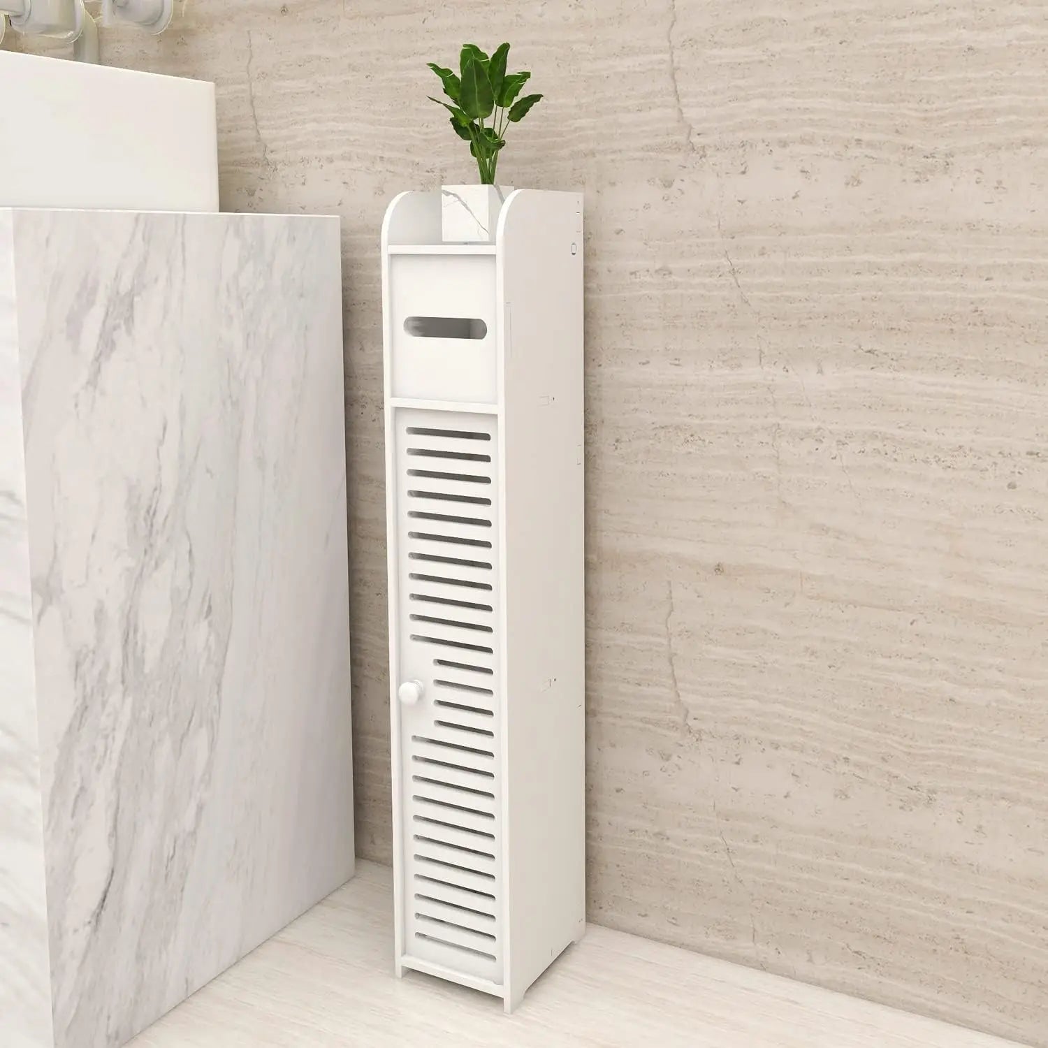 Schmaler weißer Badschrank im Badezimmer neben dem Waschbecken, oben Ablage und integrierter WC-Rollenhalter.