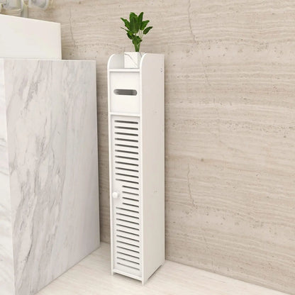 Schmaler weißer Badschrank im Badezimmer neben dem Waschbecken, oben Ablage und integrierter WC-Rollenhalter.