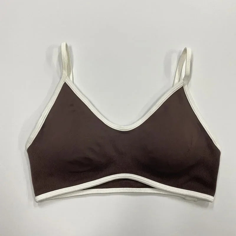 Brauner nahtloser Damen Sport-BH mit weißen Abschlüssen und schmalen Trägern auf neutralem Hintergrund.