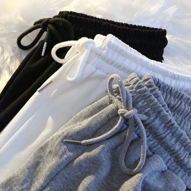 Detailaufnahme vom elastischen Bund mit Kordelzug bei Damen Sport Shorts in Grau, Weiß und Schwarz.