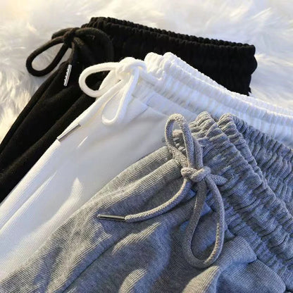 Detailaufnahme vom elastischen Bund mit Kordelzug bei Damen Sport Shorts in Grau, Weiß und Schwarz.