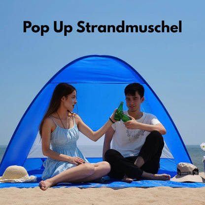 Pop-up Strandmuschel am Strand mit Platz für zwei Personen und schnellem Aufbau.