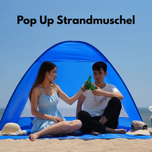 Pop-up Strandmuschel am Strand mit Platz für zwei Personen und schnellem Aufbau.