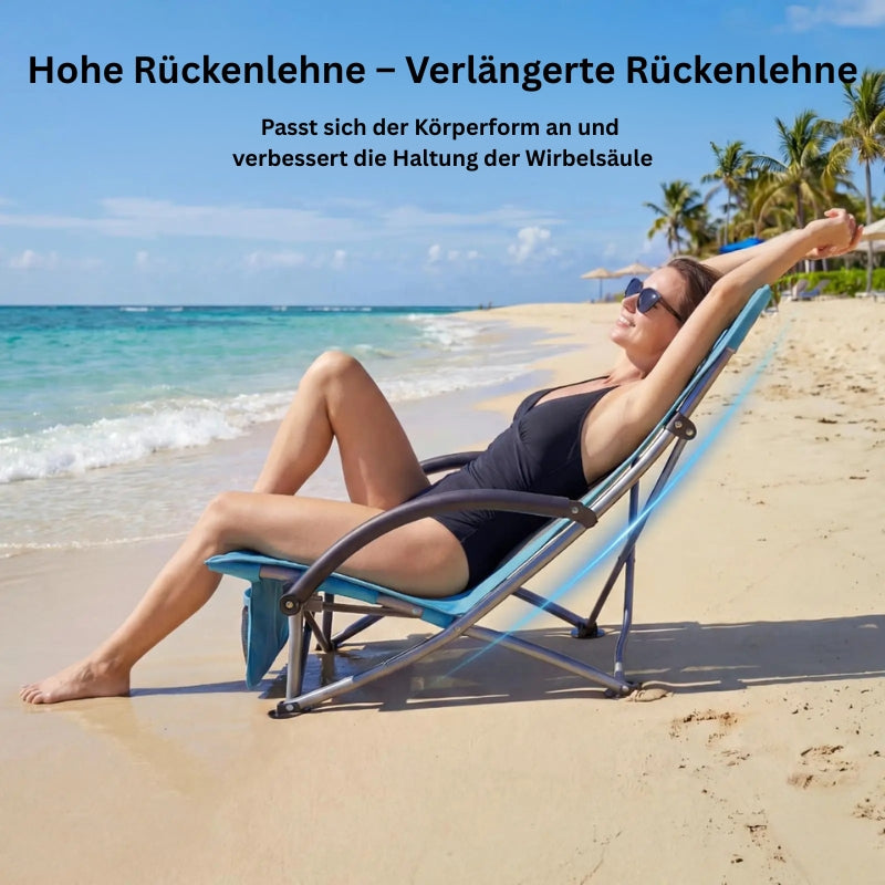 Frau entspannt auf ergonomischem Strandstuhl mit hoher Rückenlehne am Meer.
