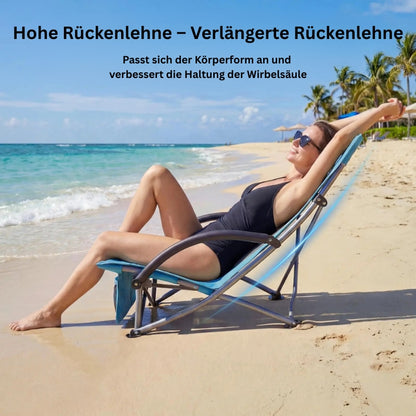 Frau entspannt auf ergonomischem Strandstuhl mit hoher Rückenlehne am Meer.