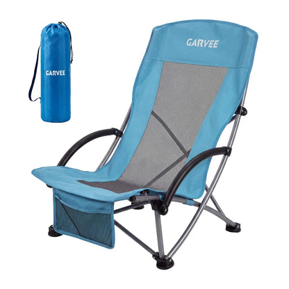 Klappbarer Strandstuhl in Blau mit Tragetasche für einfachen Transport.