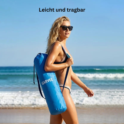 Leichter Strandstuhl mit Schultertasche für einfachen Transport am Strand.
