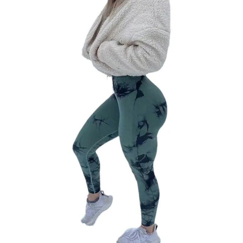 Olivgrüne Tie-Dye Leggings kombiniert mit Pullover und Sneakern im Alltagslook.