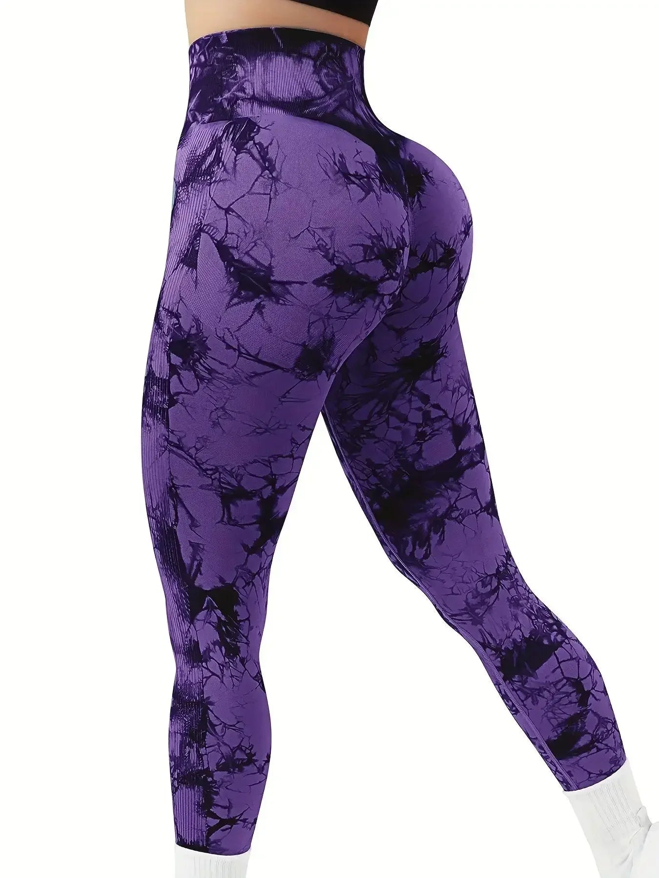 Figurbetonte Leggings in Lila mit schwarzem Batik-Muster und elastischem Material.