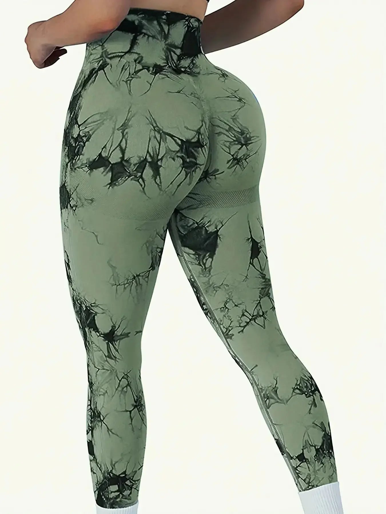 Sportleggings in Olivgrün mit dunklem Marmor-Design und formendem Bund.