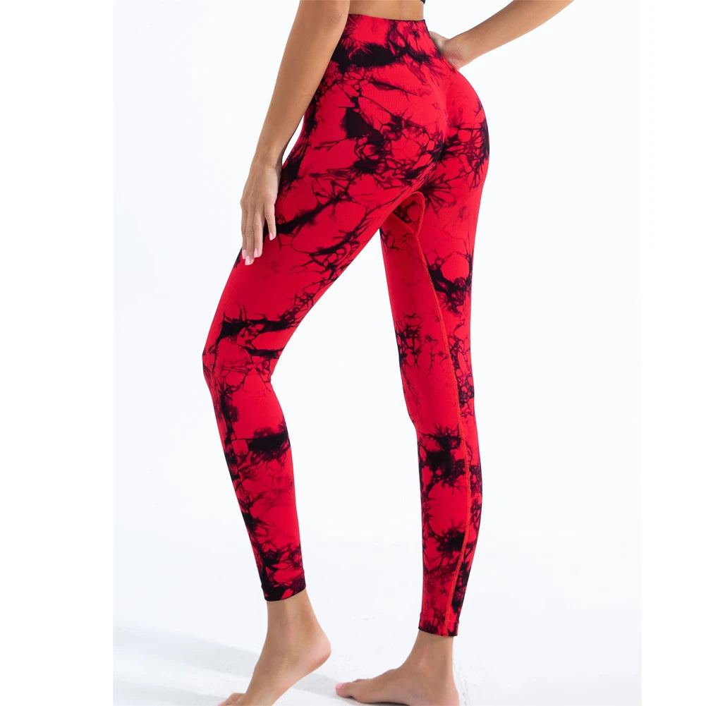 High-Waist Leggings in Rot mit schwarzem Tie-Dye-Muster und enganliegender Passform.