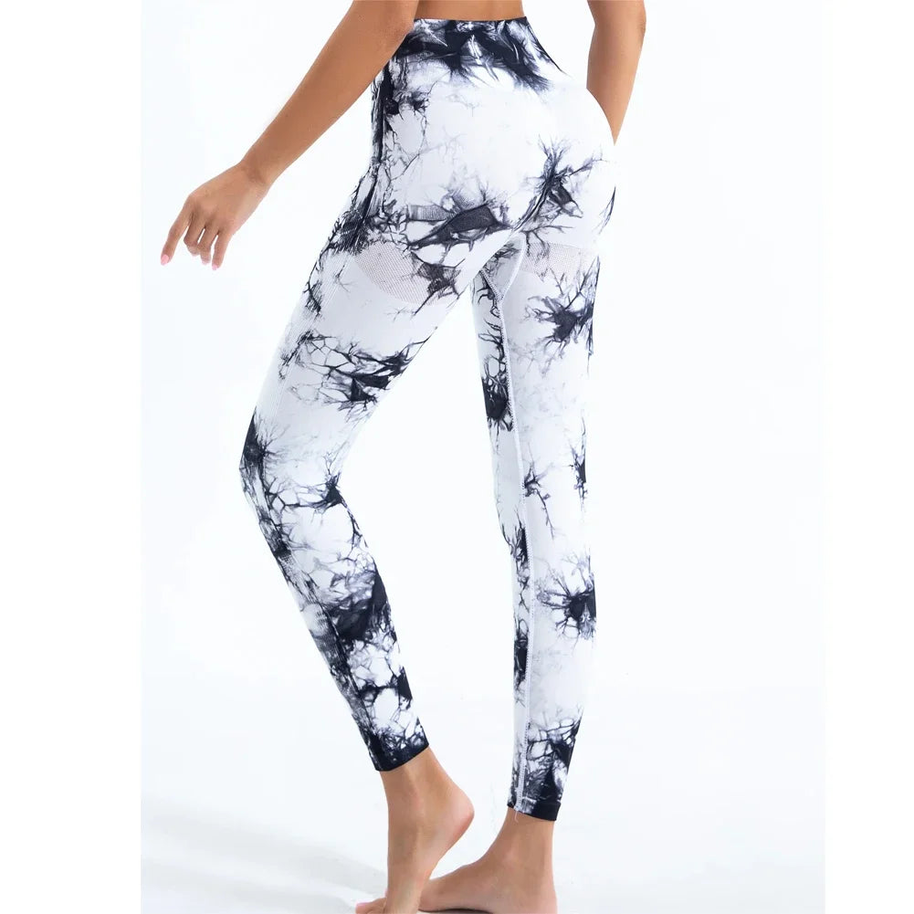 Fitnessleggings in Weiß mit schwarzem Tie-Dye-Print und hoher Taille.