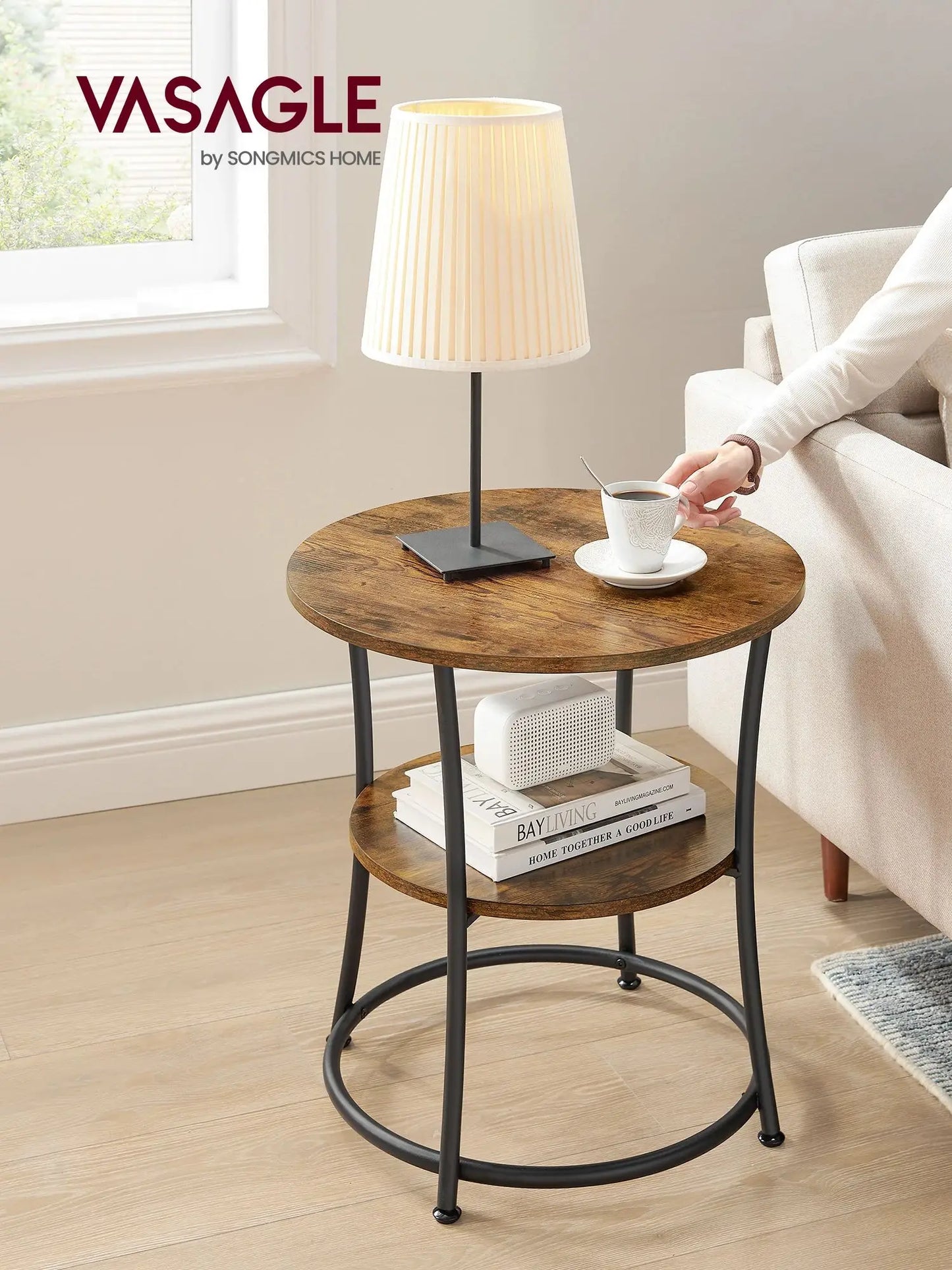 VASAGLE Beistelltisch mit Tischlampe auf brauner Holzoberfläche und schwarzem Metallrahmen.