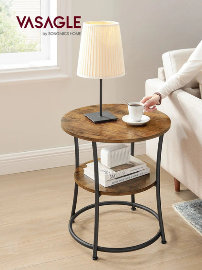 VASAGLE Beistelltisch mit Tischlampe auf brauner Holzoberfläche und schwarzem Metallrahmen.