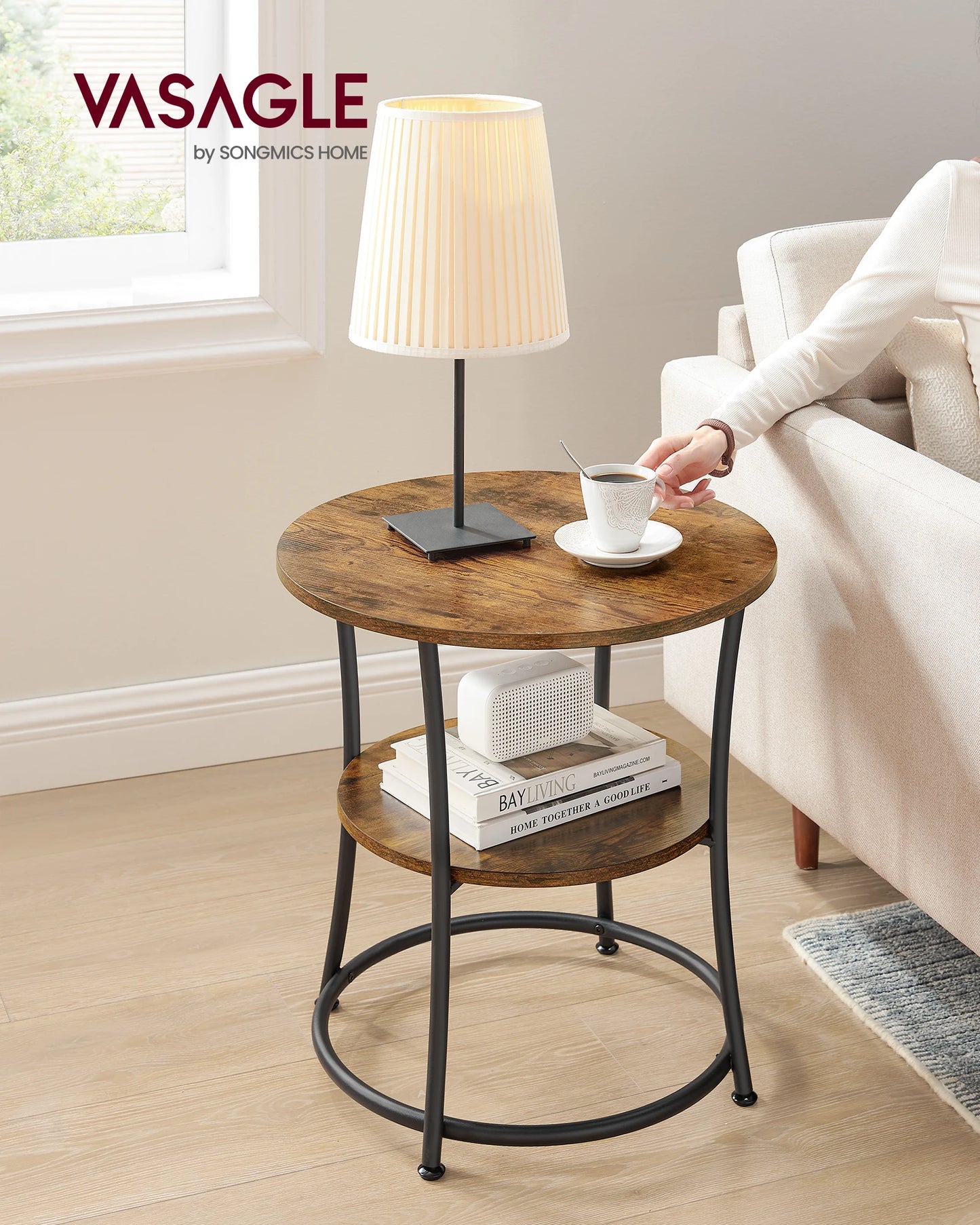 VASAGLE Beistelltisch in dunkler Holzoptik mit schwarzem Gestell neben einem Sofa.