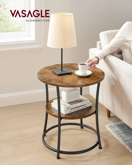 VASAGLE Beistelltisch in dunkler Holzoptik mit schwarzem Gestell neben einem Sofa.