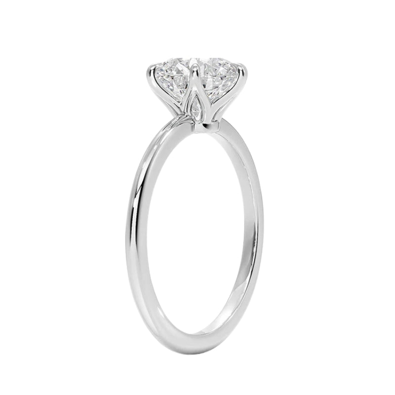 Seitenansicht des Verlobungsrings mit Krappenfassung und Diamant