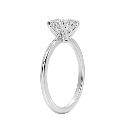 Seitenansicht des Verlobungsrings mit Krappenfassung und Diamant