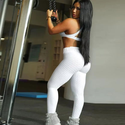 Weiße strukturierte Leggings bei einer Übung am Seilzug im Fitnessstudio.