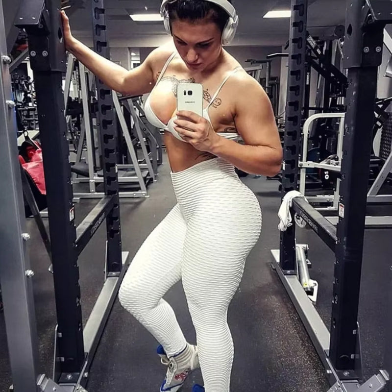 Weiße strukturierte Sportleggings bei einem Spiegel-Selfie im Gym getragen.