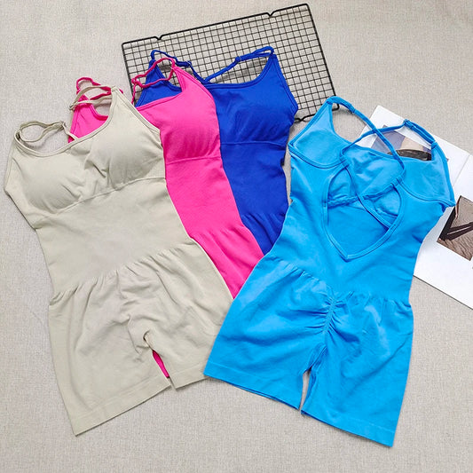 Yoga-Overall in mehreren Farbvarianten: Beige, Pink, Blau und Türkis im Überblick.