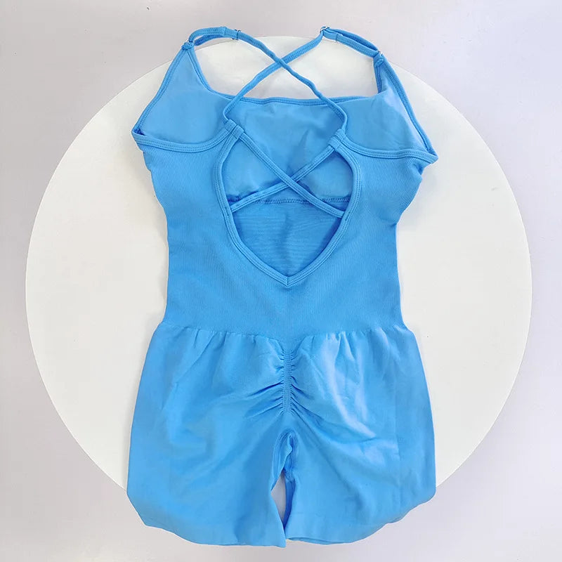 Nahtloser Yoga-Overall in Hellblau mit schmalen Trägern und Scrunch-Detail.