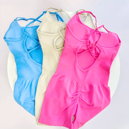 Nahtloser Yoga-Overall in Pink, Blau und Beige mit figurbetonter Passform und Raffung.