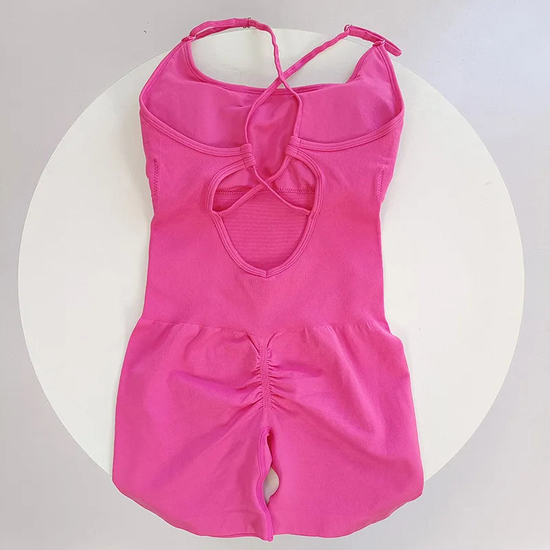 Nahtloser Yoga-Overall in Pink mit figurbetonter Passform und geraffter Rückennaht.