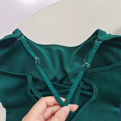 Detailaufnahme des grünen Overalls mit verstellbaren Trägern und gekreuzter Rückenpartie.
