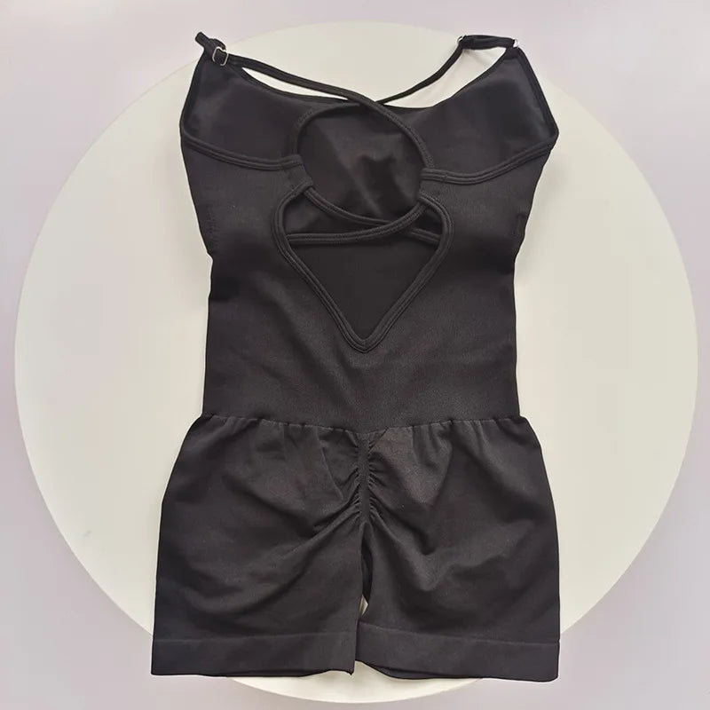 Nahtloser Yoga-Overall in Schwarz mit offenem Rückendesign und verstellbaren Trägern.